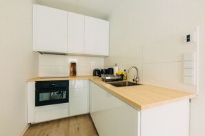 Kochen wie zu Hause! Die voll ausgestattete Küche bietet alles, was du brauchst – vom Herd bis zur Kaffeemaschine. Starte mit einem frischen Frühstück oder bereite dein Lieblingsgericht in einer modernen, stilvollen Umgebung zu.