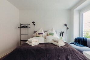 Tauche ein in pure Gemütlichkeit! Frische Handtücher, weiche Kissen und ein bequemes Bett warten auf dich. Das große Fenster lässt Licht herein und schafft eine entspannte Atmosphäre – perfekt für ruhige Morgen und erholsame Nächte.