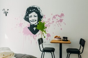 Starte deinen Morgen mit einem Croissant und einer Tasse Kaffee unter dem einzigartigen Wandkunstwerk. Dieser Essbereich verbindet Stil mit Komfort und lädt dich zu entspannten Momenten ein – ob Frühstück oder inspirierende Gespräche.