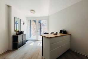 Helle & einladende Atmosphäre mit direktem Zugang zur Terrasse. Genieße dein Frühstück an der Bar oder entspanne mit Blick auf den Innenhof. Perfekt für Geschäftsreisende & City-Entdecker!