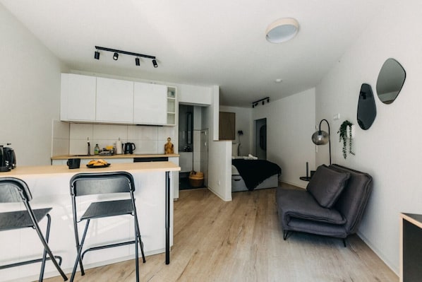 Modernes Studio mit offener Küche & stilvollem Design. Die Kombination aus Wohn-, Schlaf- & Kochbereich sorgt für ein angenehmes Ambiente. Perfekt für entspanntes Wohnen mit durchdachtem Komfort!