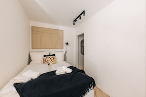 Gemütliches Schlafzimmer mit modernem Design. Kuschelige Kissen, weiche Bettwäsche und stilvolle Deko sorgen für erholsamen Schlaf und Wohlfühlatmosphäre. Perfekt für entspannte Nächte in deinem Zuhause auf Zeit!