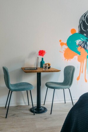 Ein kreativer Platz für Inspiration – genieße dein Frühstück oder arbeite mit Blick auf farbenfrohe Kunst, die deinen Tag belebt.