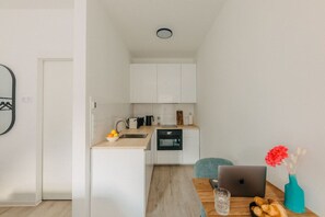 Moderne Küche trifft auf Gemütlichkeit – perfekt ausgestattet für dein Frühstück oder ein entspanntes Home-Office mit stilvollem Flair.