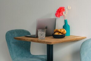 Ein perfekter Start in den Tag: Genieße dein Frühstück in stilvollem Ambiente, begleitet von frischem Gebäck und einem Hauch von Farbe. Ob für inspirierte Arbeit oder entspannte Momente – dieser gemütliche Platz lädt zum Verweilen ein.