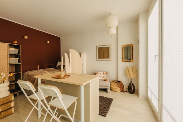 Ein harmonischer Mix aus warmen Erdtönen und natürlichem Licht schafft eine gemütliche Wohlfühlatmosphäre. Mit stilvollen Details, weichen Textilien und sanften Kontrasten lädt dieses Apartment zum Entspannen und Genießen ein.