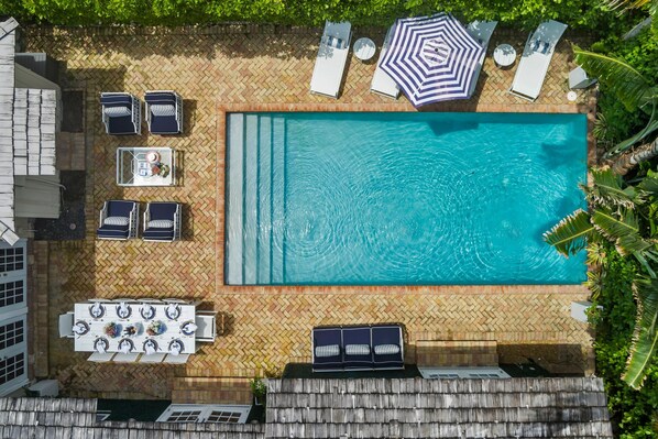 Soak up the sunshine in this picture-perfect backyard oasis 🌴💦 Featuring a heated pool with fountains, designer lounge seating, and al fresco dining under the palms—paradise truly found!