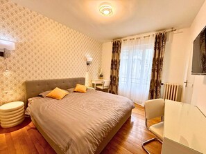 Bedroom 1 with en-suite bathroom (sink, shower)