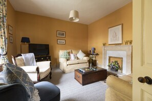 Palace Garden Cottage - the living room