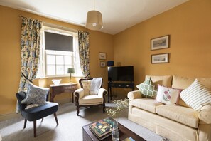 Palace Garden Cottage - the welcoming living room