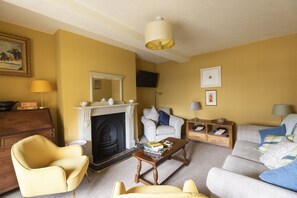 Churchill Cottage - the living room