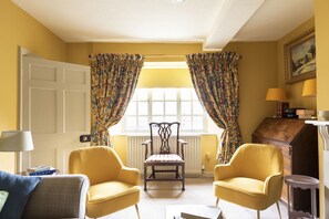 Churchill Cottage - the welcoming living room