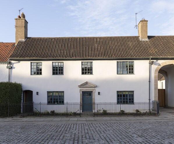 Churchill Cottage - the exterior of the cottage