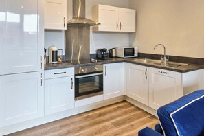 Crosby Gardens Apartment, Waterloo - Host & Stay