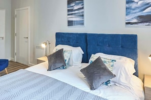 Crosby Gardens Apartment, Waterloo - Host & Stay