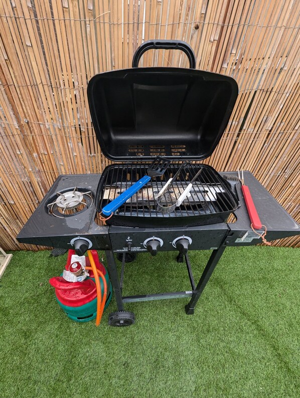 BBQ on Private roof terrace for apartment 6 Cherry Blossom, Starbeck House