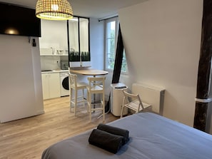 21 : dining/kitchen area