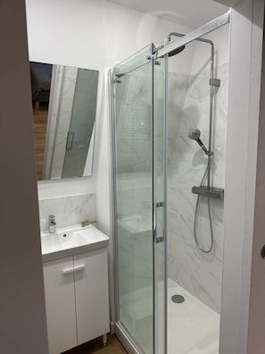 21 : shower room