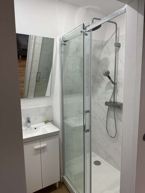 21 : shower room