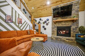 Bold design meets cozy vibes! Lounge on the plush sectional, snap pics by the record wall, or chill by the fire. This stylish cabin is made for unforgettable hangs.
