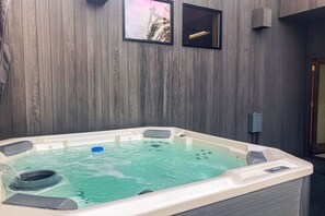 Indoor spa tub