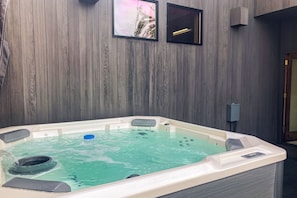 Indoor spa tub