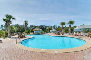 The Rookery | Community Amenities | Outdoor Pool & Picnic Area