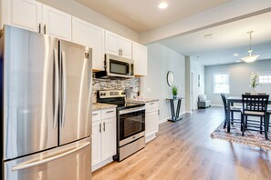 Kitchen | Dining Table | Free WiFi | Central Air Conditioning/Heat