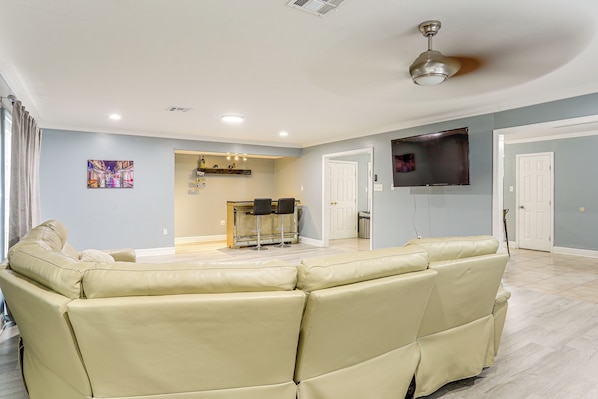 New Orleans Vacation Rental | 4BR | 2BA | 2,500 Sq Ft | Step-Free Entry