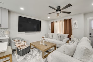 Living Room | Central A/C & Heating | Free WiFi | Smart TV w/ Cable