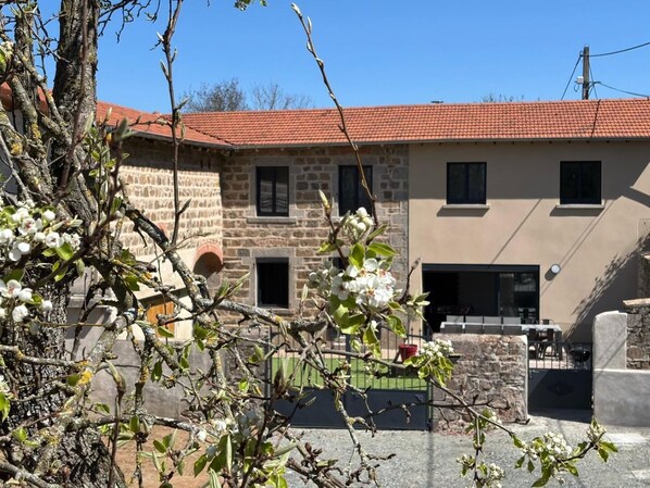 Gîte du Bobet -15 personnes à Chambost Longessaigne dans le Lyonnais - Rhône : bienvenue !