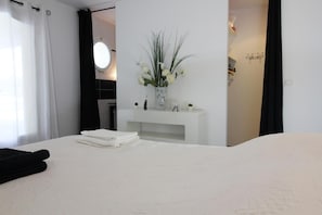 Une chambre 140x200 dressing et salle d'eau privative donne sur la terrasse avec piscine