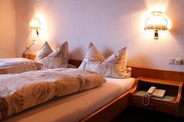 Doppelzimmer mit Dusche und WC-Zimmer, Ansicht 1
