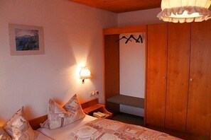 Doppelzimmer mit Dusche und WC-Zimmer, Ansicht 2