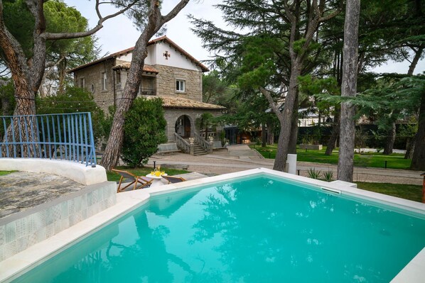 Piscina y casa 1902