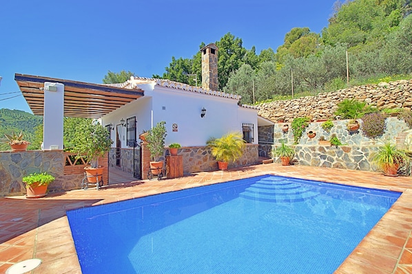 Casa Munoz Acosta %2D Traditional Andalucia cortijo %2D view of the pool and house