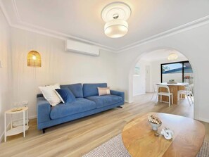 Sink into the plush lounges, feel the sea breeze through sunlit windows, and unwind with your favourite novel in the formal living area after a day at the beach.