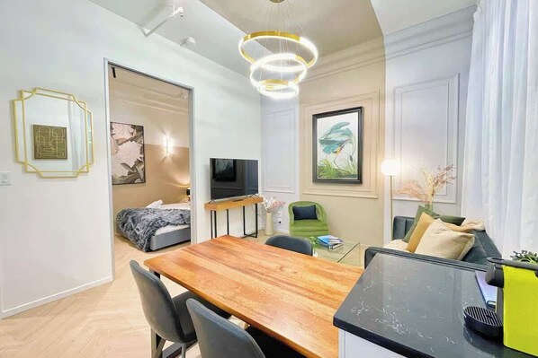 Newly renovated, the apartment is equipped with the latest modern conveniences including a 55'' Smart TV, super fast WIFI, a plush queen bed and a fully equipped kitchen.  