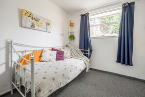 Bedroom 2 single bed