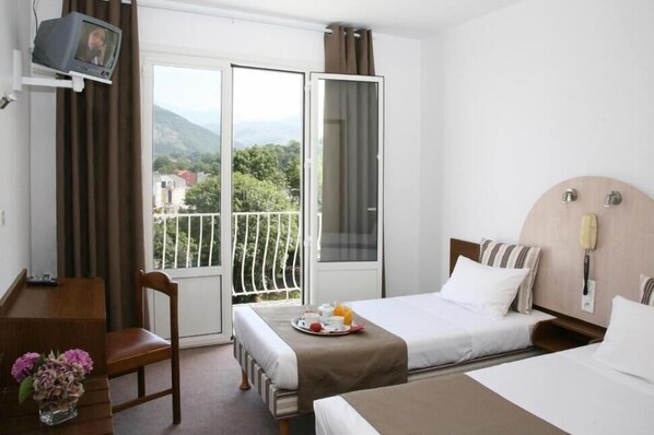 2 Twin beds
