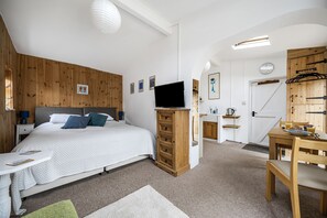 Meads Cabin, Charmouth: Bedroom one with its 6' super-king zip and link beds