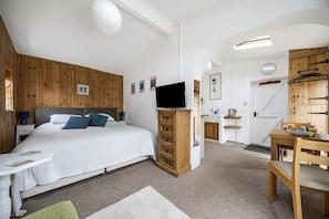 Meads Cabin, Charmouth: Bedroom one with its 6' super-king zip and link beds