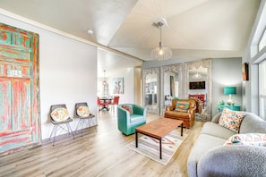 Living Room | Central A/C & Heat | Free WiFi | Smart TV