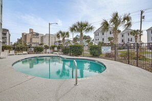 Sandy Shores I Community Amenities | Outdoor Pool
