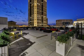 Rooftop on 6th floor w/ beautiful views, seating areas, dog relief area and more!