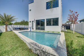 Private Outdoor Pool (Depth 1'-5', Heated w/ Fee)