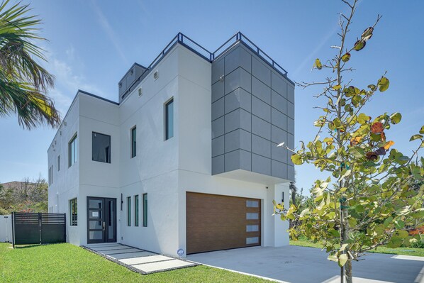 Ormond Beach Vacation Rental | 4BR | 3BA | Stairs Required | 2,800 Sq Ft
