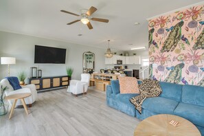 Living Room | Free WiFi | Central Heating & A/C | Smart TV | 1st Floor