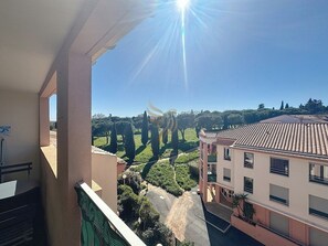 Profitez d'une vue panoramique tranquille depuis ce balcon privé, idéal pour un café en plein air. Imaginez-vous ici, savourant la brise et la vue sur la nature environnante.