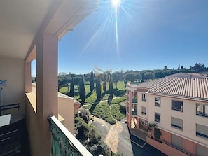 Profitez d'une vue panoramique tranquille depuis ce balcon privé, idéal pour un café en plein air. Imaginez-vous ici, savourant la brise et la vue sur la nature environnante.